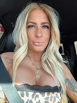 blondiluvsanal online show from February 6, 6:22 pm