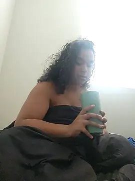 cinnaminnie online show from December 15, 9:31 pm