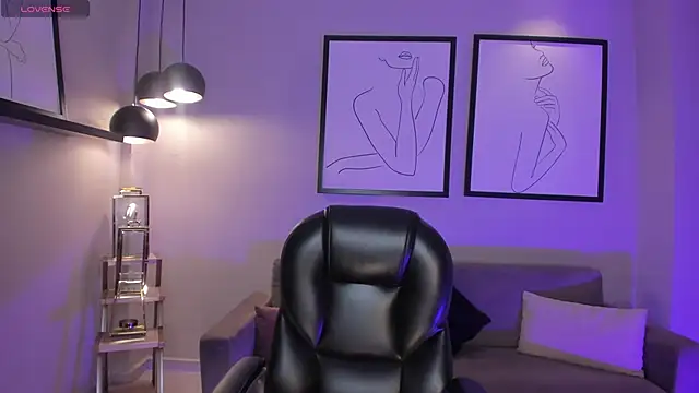 HannahJamesX online show from March 4, 12:45 pm