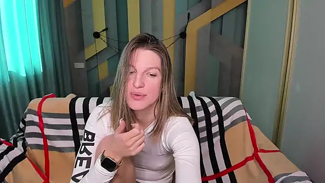 Snapshot of EmilyWalkeri chatting on October 21, 8:40 am EmilyWalkeri online show from October 21, 8:40 am