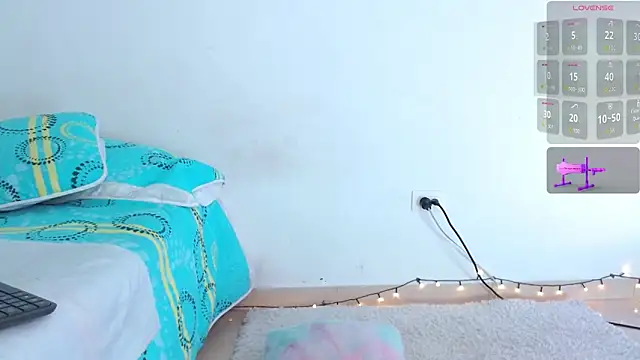 Emelyross  online show from April 14, 1:00 pm