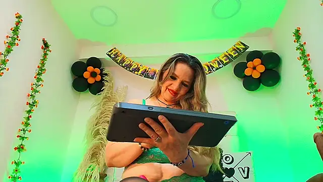 Snapshot of ChalotteGrey chatting on October 21, 7:34 am ChalotteGrey online show from October 21, 7:34 am