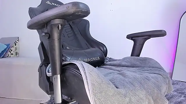 selena robertss  online show from March 1, 1:27 am