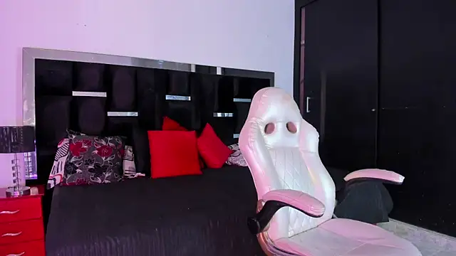 Tasha Sant online show from October 29, 8:33 pm