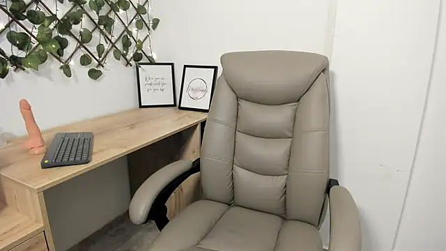 Madeleine  w online show from December 3, 12:24 am