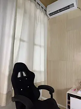 littlemelodi18 online show from April 5, 7:35 pm