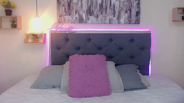 mia aira online show from October 28, 3:07 pm