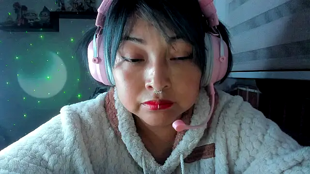 Shaddycute  online show from May 18, 4:07 am