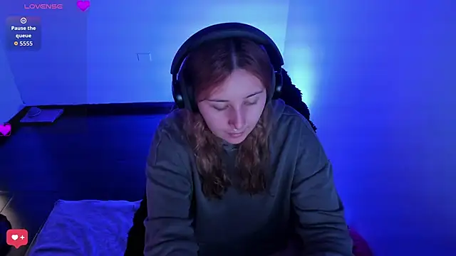 bonnie moon  online show from March 24, 9:20 pm