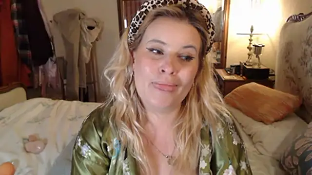 Snapshot of JosieAndYou chatting on October 23, 6:03 pm JosieAndYou online show from October 23, 6:03 pm