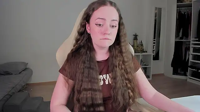 WalkingGirl online show from March 28, 5:01 pm