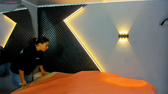 Laia and Aloby online show from April 10, 10:27 pm