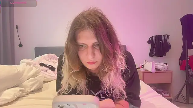 Alice Pinkhead online show from November 10, 10:10 am