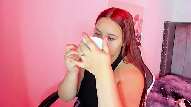 Snapshot of Alaia_Cute chatting on October 21, 3:21 am Alaia Cute online show from October 21, 3:21 am