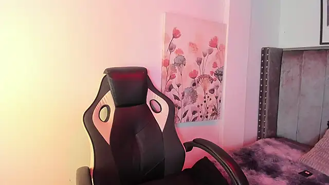 Snapshot of Alaia_Cute chatting on October 9, 3:10 am Alaia Cute online show from October 9, 3:10 am