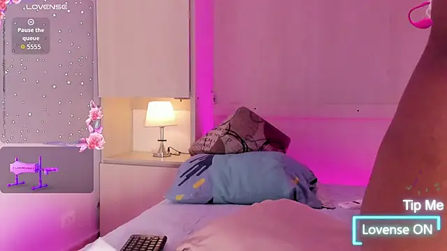 EmilyyStuart online show from February 20, 6:26 am