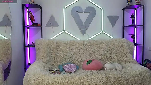 littlevixen18 online show from November 10, 1:50 pm