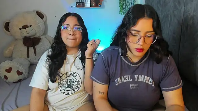 maddie-and-chelsea- online show from November 28, 9:56 am