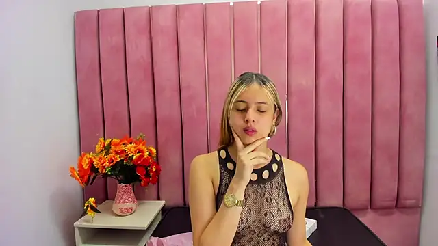 Snapshot of Isabella_Foxx_ chatting on October 27, 12:44 pm Isabella Foxx  online show from October 27, 12:44 pm