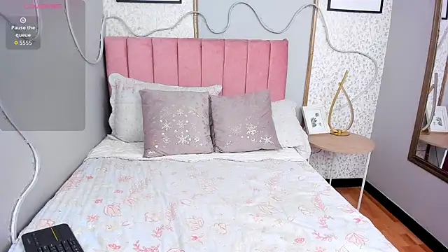 LARISSAEVANS online show from November 26, 3:07 am