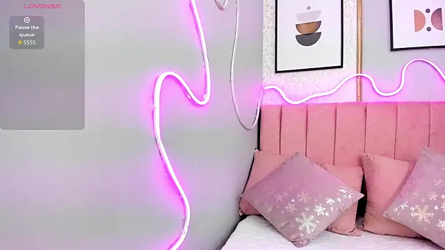 LARISSAEVANS online show from December 3, 4:15 am