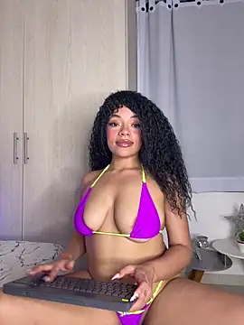 Snapshot of Alyssa_Houston chatting on October 3, 3:00 am Alyssa Houston online show from October 3, 3:00 am