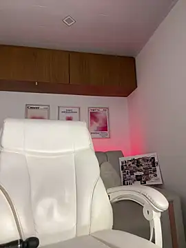 maddy bronw  online show from March 6, 11:55 pm