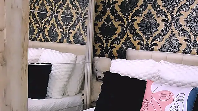 Snapshot of Aly_girl1 chatting on September 12, 7:29 am Aly girl1 online show from September 12, 7:29 am