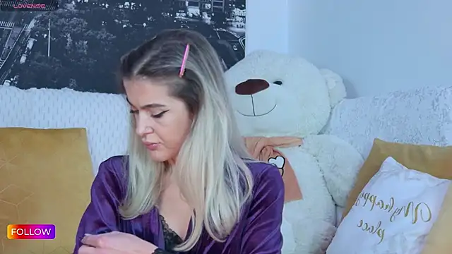 Sarah-Hart online show from November 30, 3:38 pm