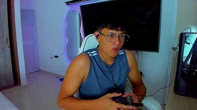 kittyandrick online show from November 8, 5:23 am