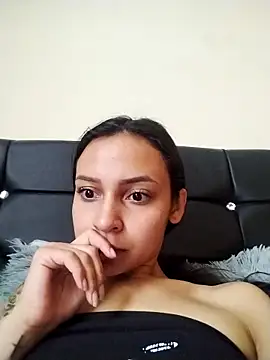 Snapshot of emma_ambar chatting on October 8, 5:06 pm emma ambar online show from October 8, 5:06 pm