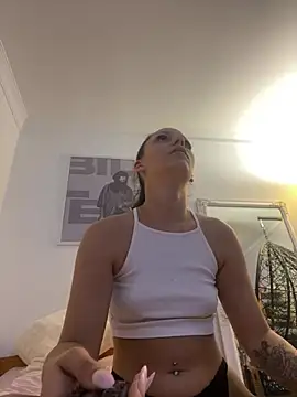 Chiara0102 online show from May 31, 9:27 pm