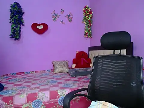 Hot Maleka online show from April 14, 6:30 pm