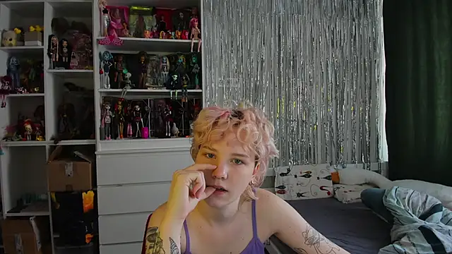 School Love online show from April 3, 7:06 am