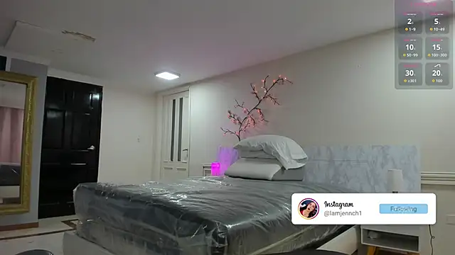 charolbruce 1 online show from March 28, 12:15 pm