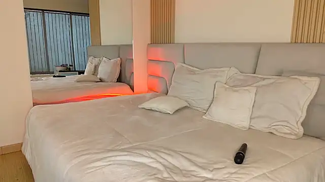 Zoe Benson online show from April 15, 12:28 pm