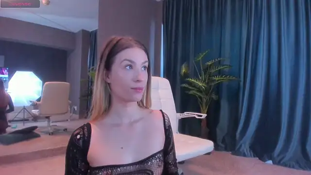 LaurynCopper online show from February 19, 7:30 am