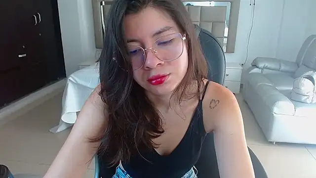 zoecruzz online show from March 31, 1:33 pm