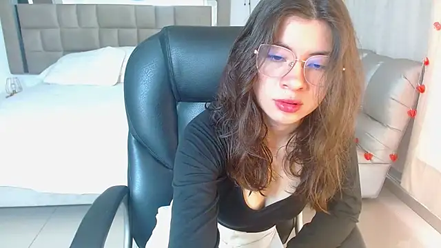 zoecruzz online show from April 18, 3:36 pm