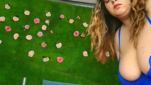 Huge Titties  online show from May 29, 3:43 pm