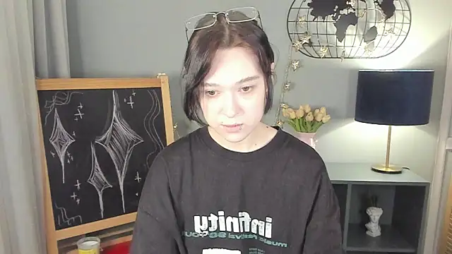 fiamoory online show from April 11, 8:18 am