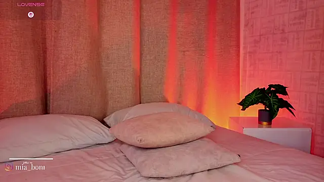 mia bonneett online show from March 14, 5:19 am