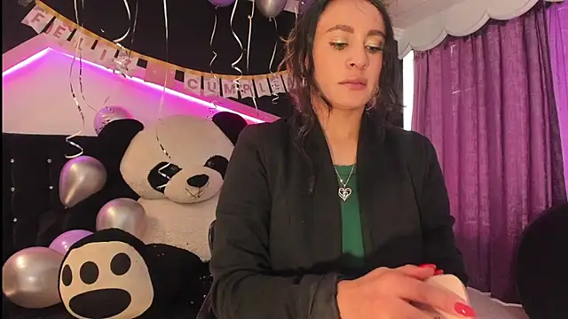 Coral Gibson online show from March 31, 1:00 pm