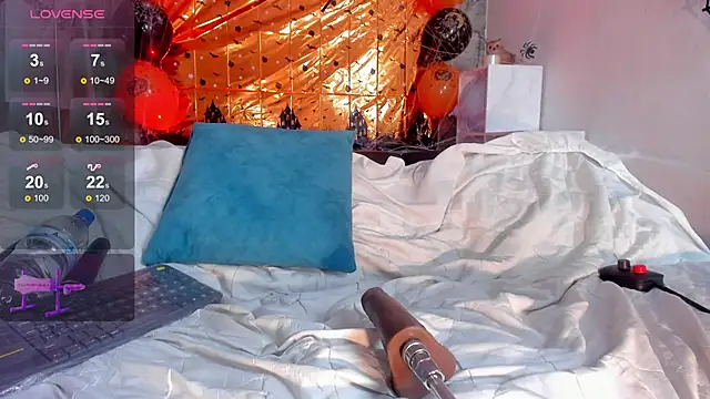 lunaalynch online show from October 11, 8:22 pm