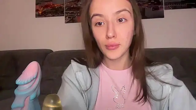 EmilyWi  online show from March 28, 9:35 pm