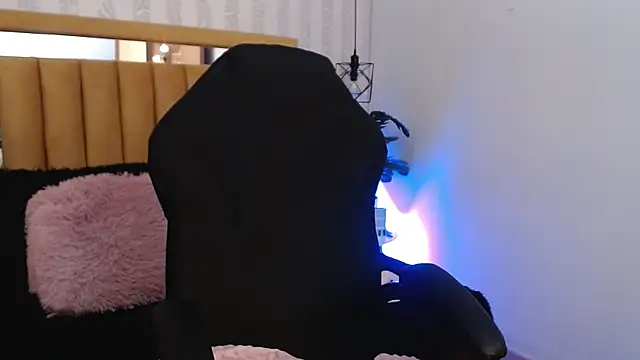 pettit courtny online show from November 4, 9:31 pm