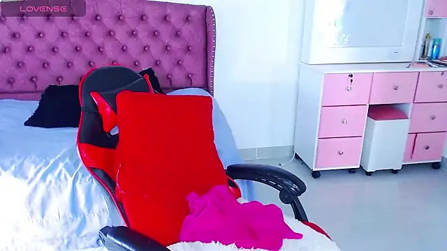 rubyylowell online show from December 3, 7:05 pm