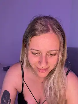 lunawolf21 online show from May 13, 6:41 am