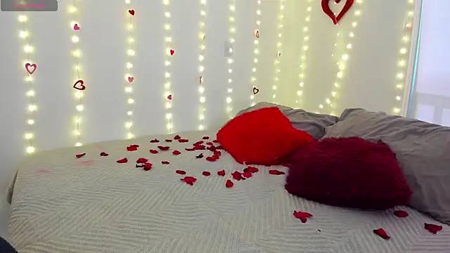 AndreaVelasco online show from February 13, 8:43 pm