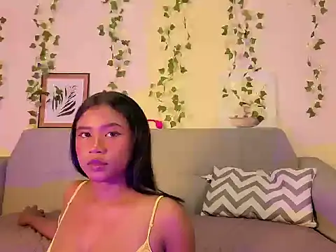 Snapshot of emmamillher chatting on October 4, 1:22 am emmamillher online show from October 4, 1:22 am